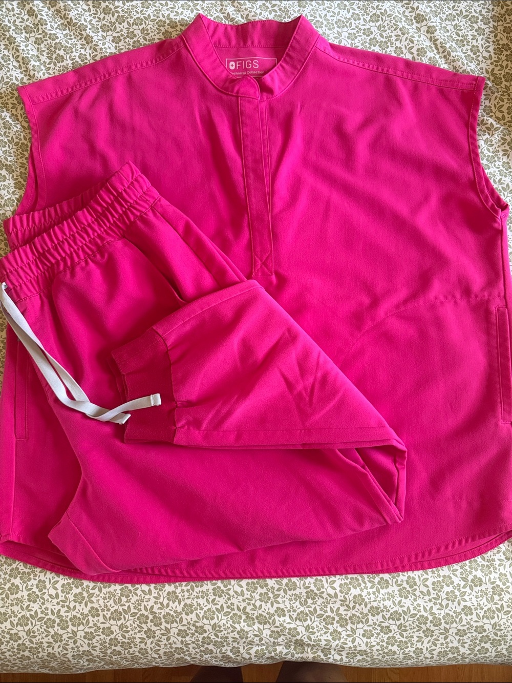 FIGS Zamora HW joggers & Rafaela top